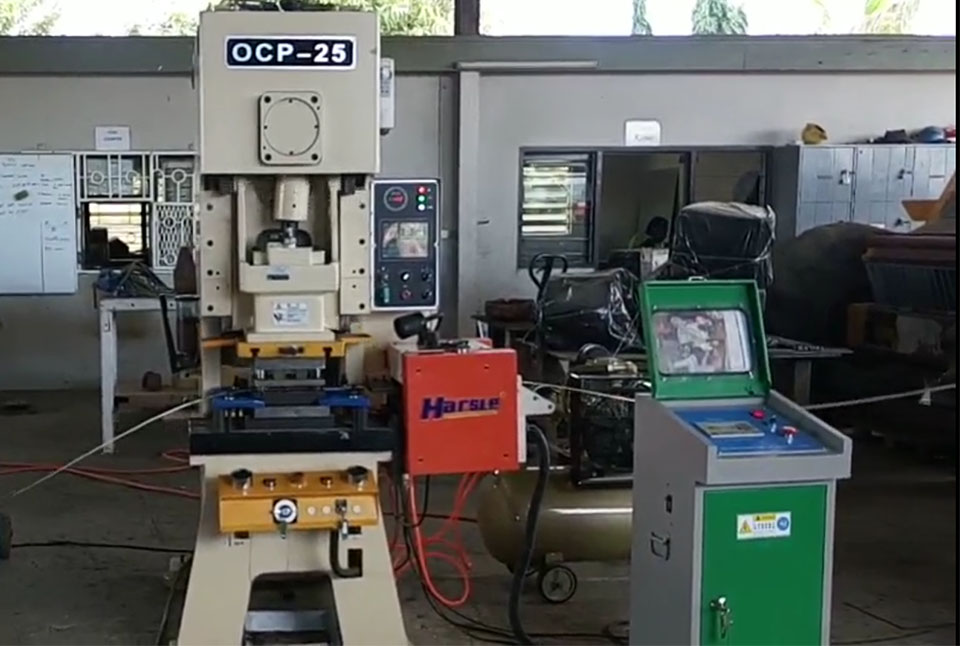 Máquina de perfuração da Harsle CNC trabalhando em Fiji