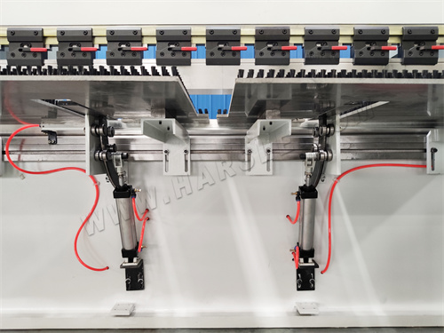 Máquina dobradeira para bandejas de cabos