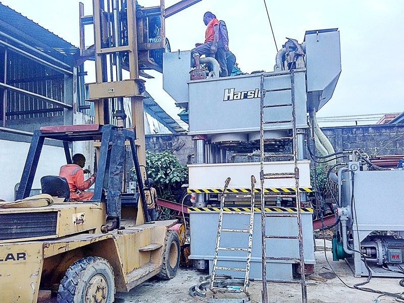 Instalação de máquinas de gravação de porta de aço na Nigéria