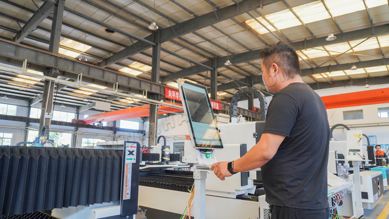 Operação da máquina de corte a laser CNC